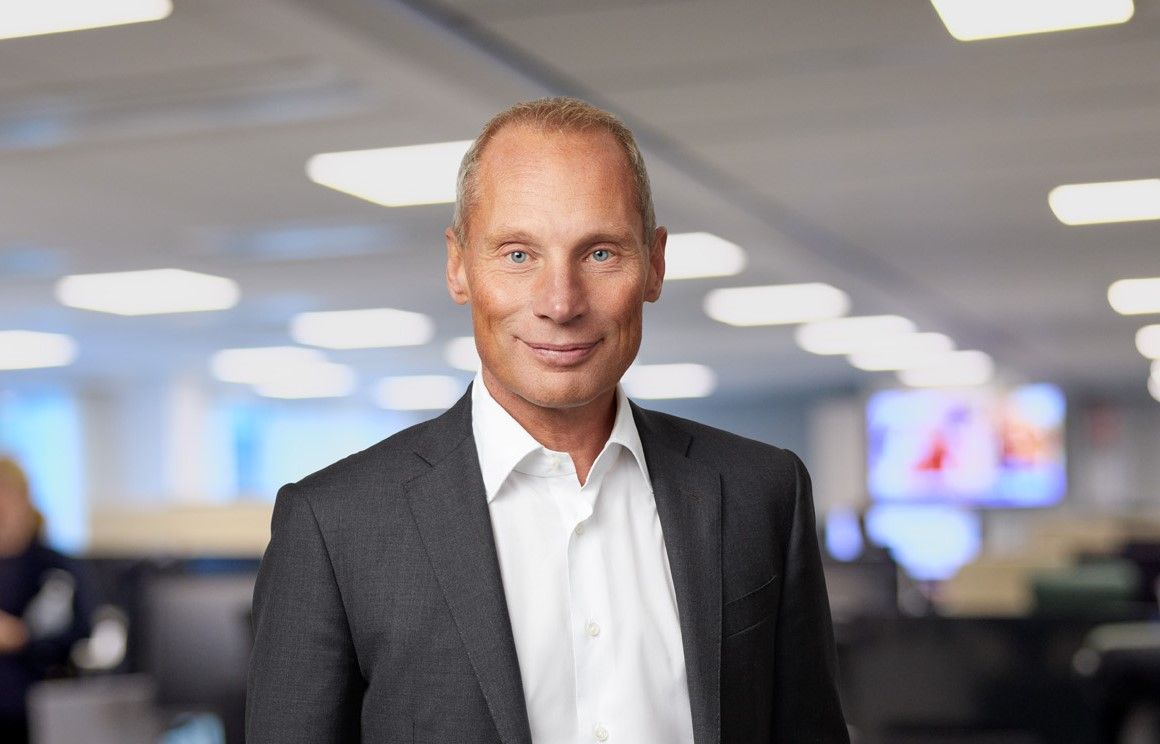 Staffan VD på AP3 i kostym i ett kontorslandskap