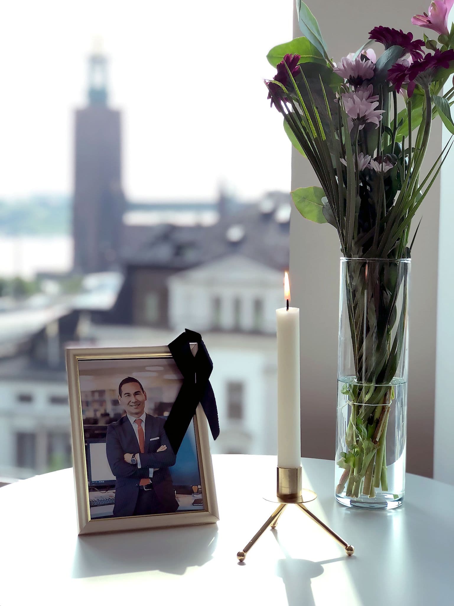 Bild på en ram, ett ljus och en bukett