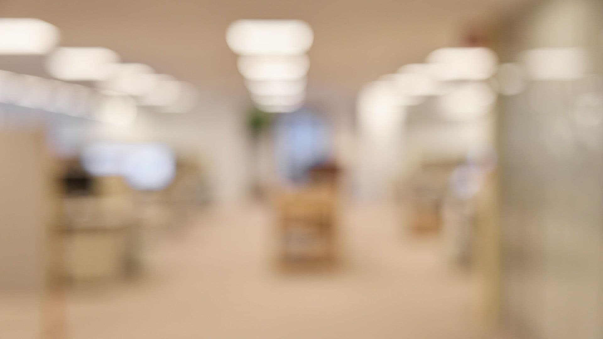 Blurrad bild på kontorsmiljö