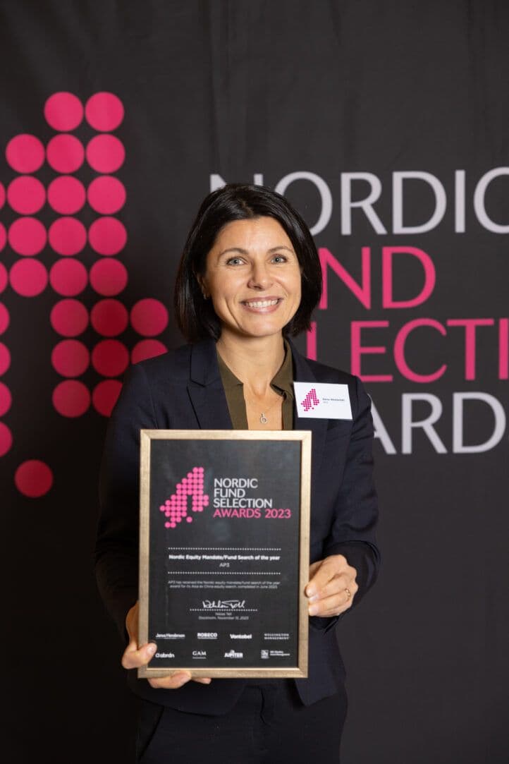 Claudia håller i diplom