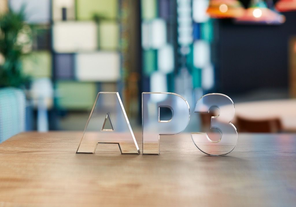 Bild på AP3 logotyp i kontorsmiljö