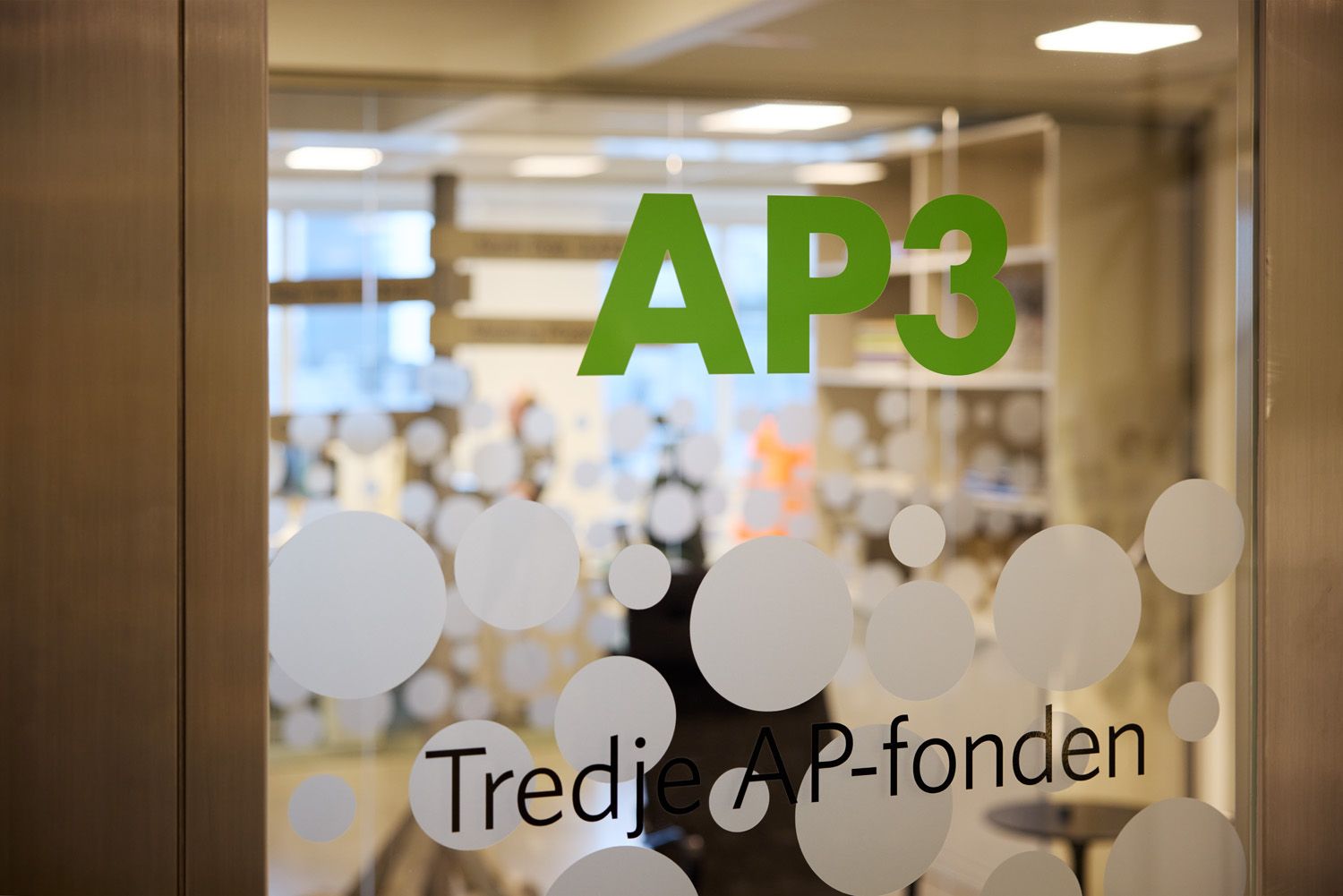 AP3 Entré med logotyp och dörr